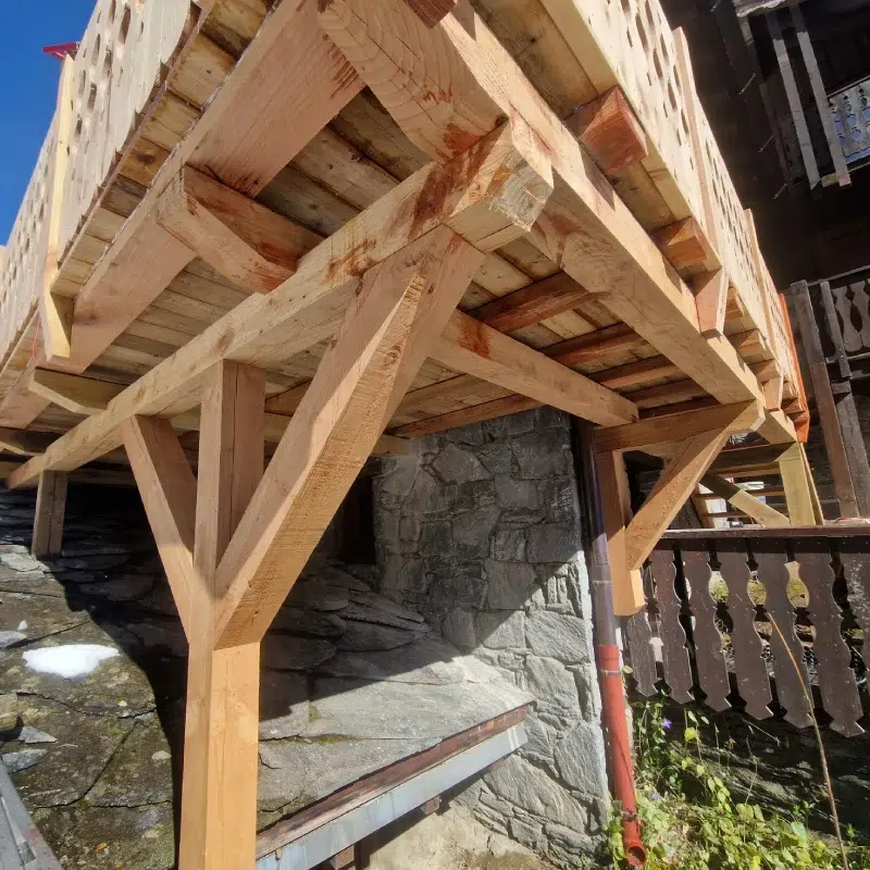 Structure en bois sous un balcon