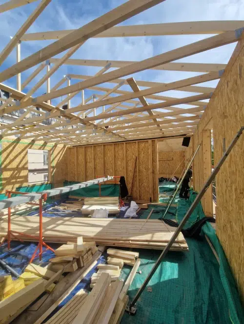 Construction de maison en bois avec charpente