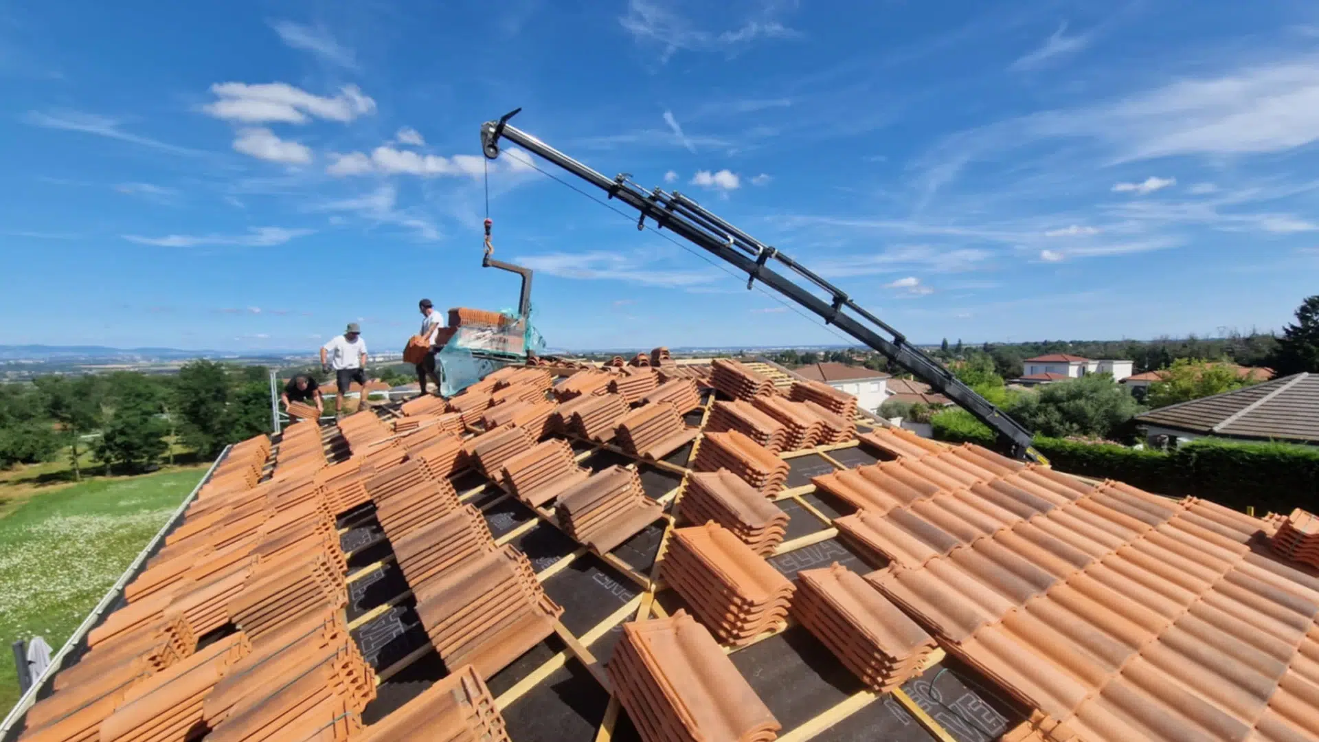 Ouvriers installant des tuiles sur un toit