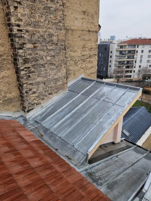 Toit en tôle et brique d'un bâtiment