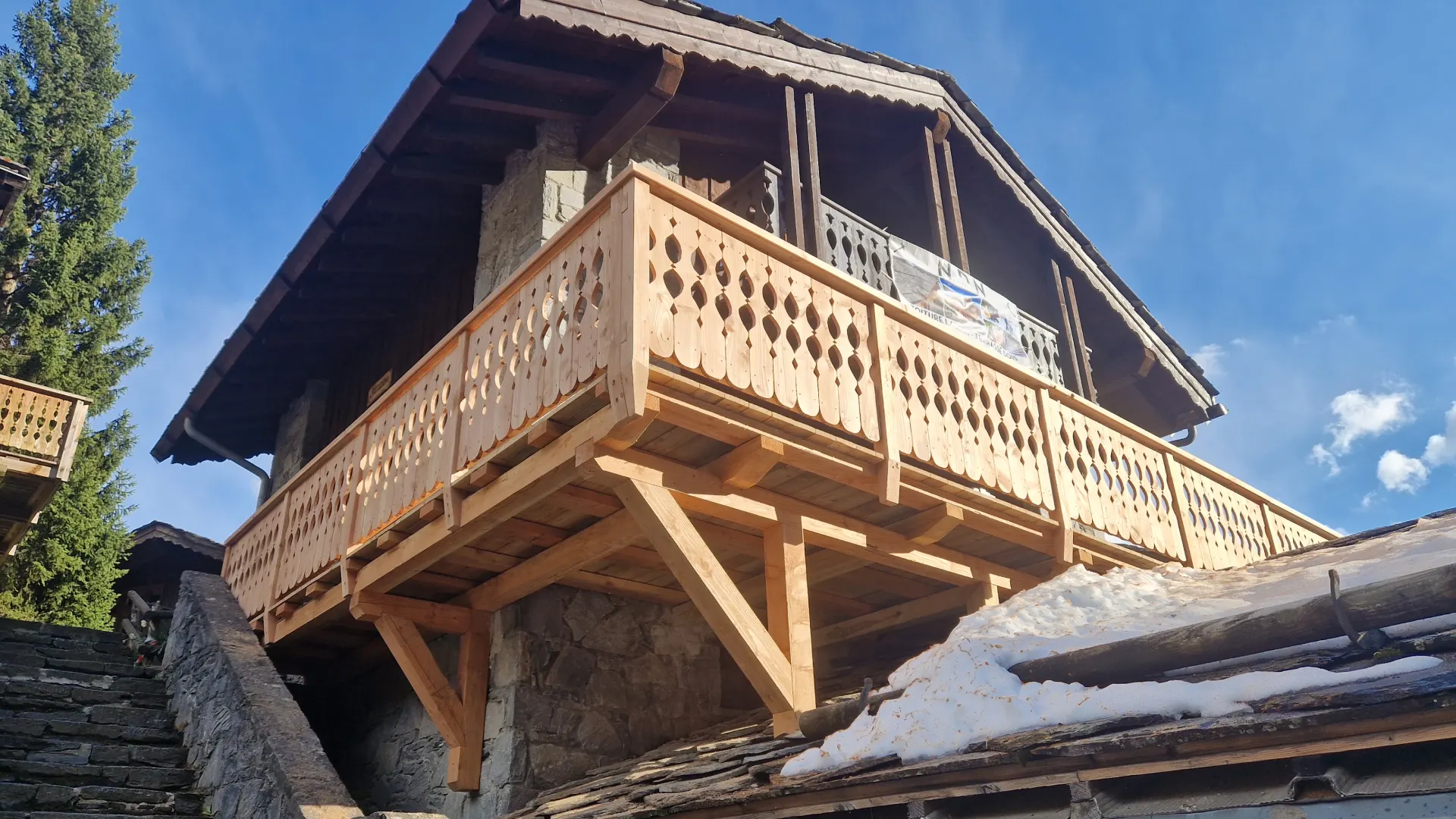 Chalet en bois avec balcon en montagne