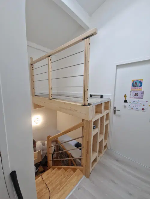 Mezzanine en bois avec escalier intégré